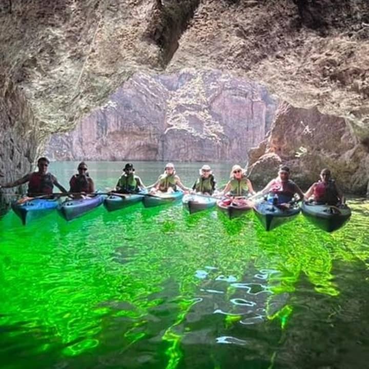 ﻿Pequeño grupo Excursión guiada en kayak por la Cueva Esmeralda del río Colorado