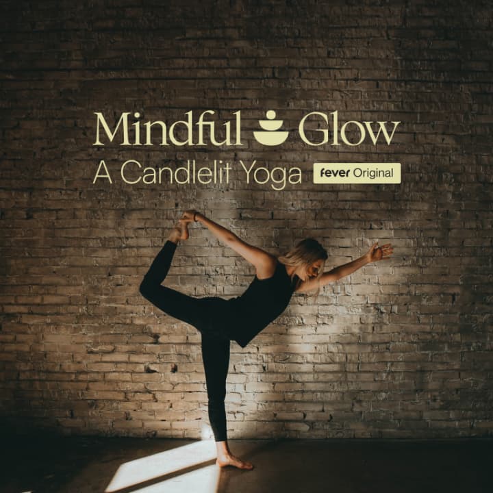 Mindful Glow: Yoga bei Kerzenschein im Marmorsaal