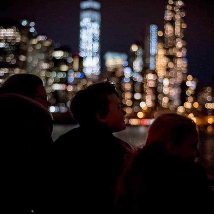 ﻿Vela con luces del horizonte de Nueva York