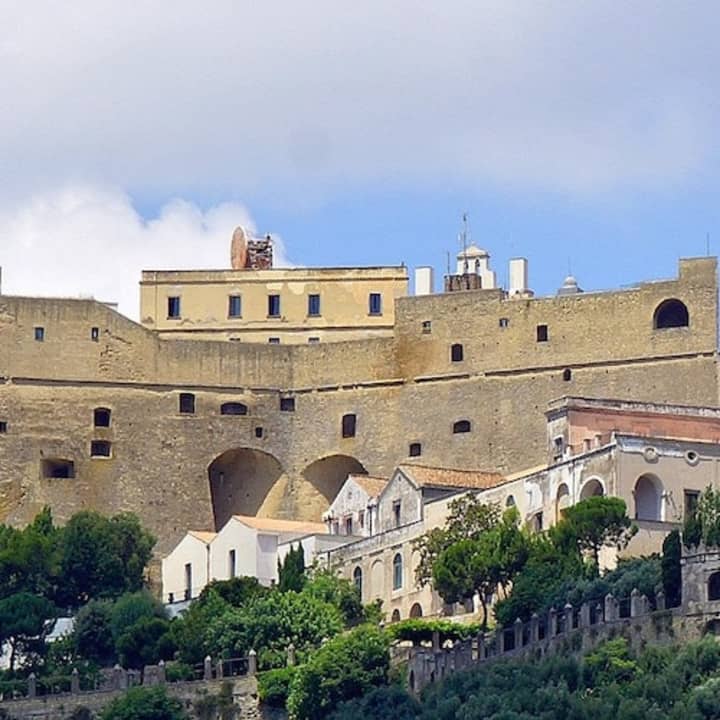 Napoli: Castel Sant'Elmo con cartolina Pemcards