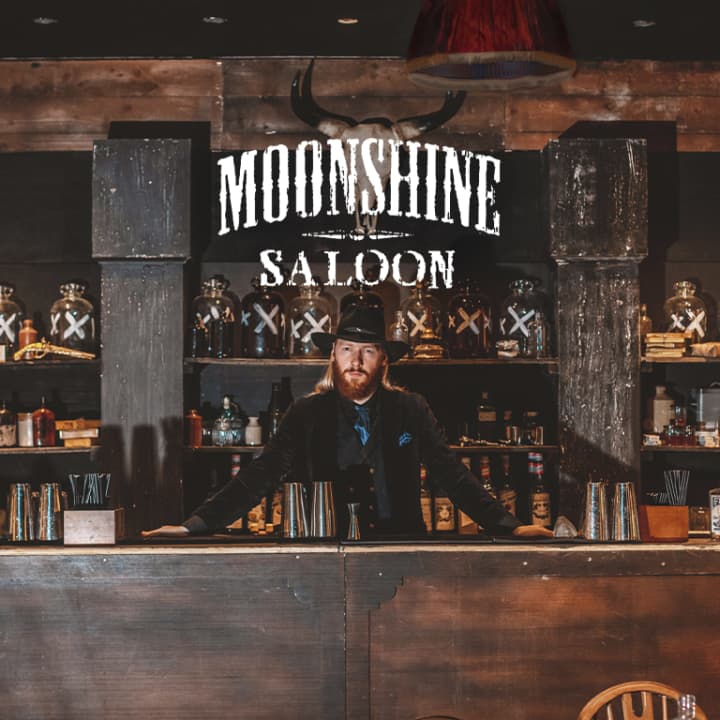 Moonshine Saloon: Una Experiencia Inmersiva en la Coctelería del Lejano Oeste