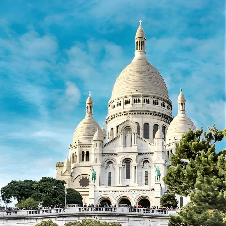 Montmartre Guided Walking Tour: Famous Artists and Cabarets