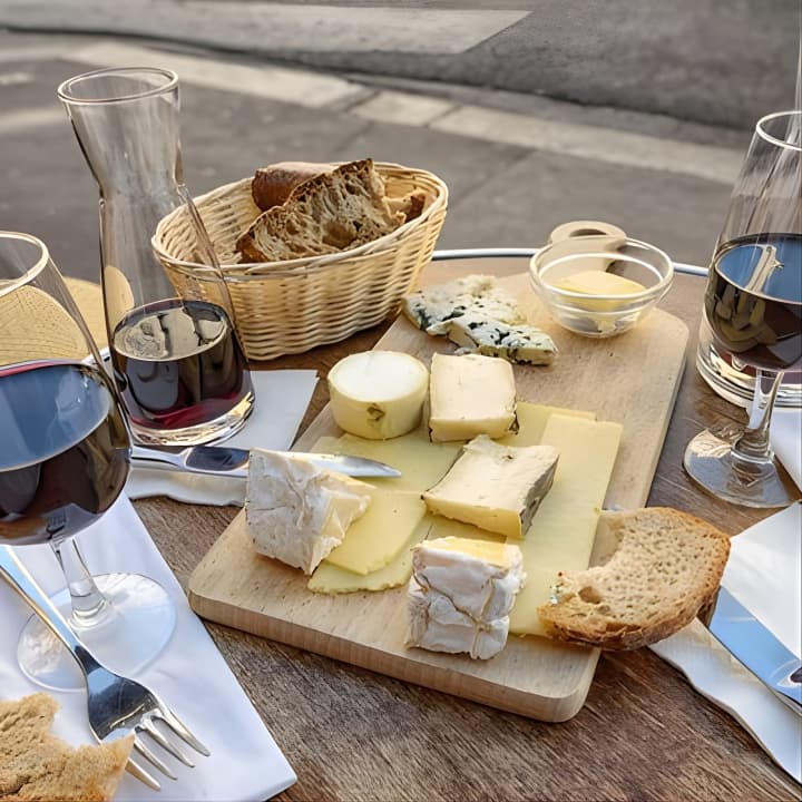 Paris Le Marais Visite historique à pied avec dégustation de vins et de fromages