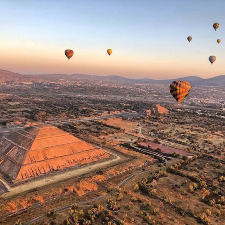 ﻿Hot air balloon ride over the pyramid of Teotihuacan