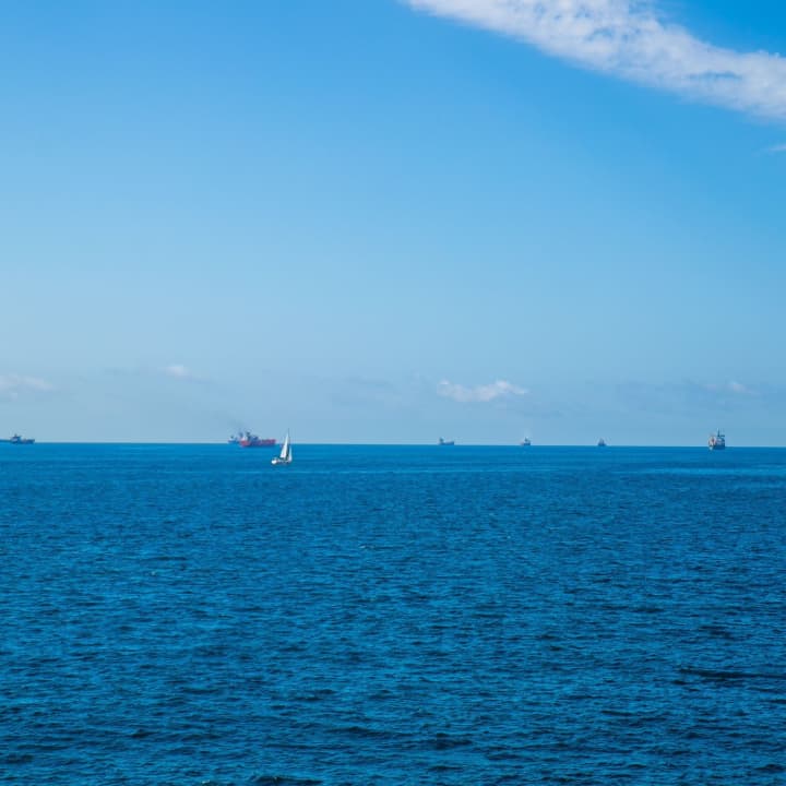 Caipiriña, polos y vistas al mar