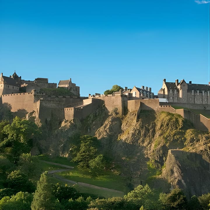 Edinburgh Rail Trip from London with Castle entry and Hop-on Hop-off bus