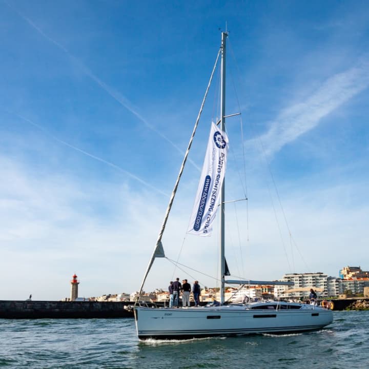 Sailboat trip on the banks of the Douro with Port wine