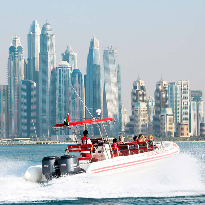 جولة بالقارب السريع لمشاهدة معالم المدينة لمدة 90 دقيقة من Love Boats UAE