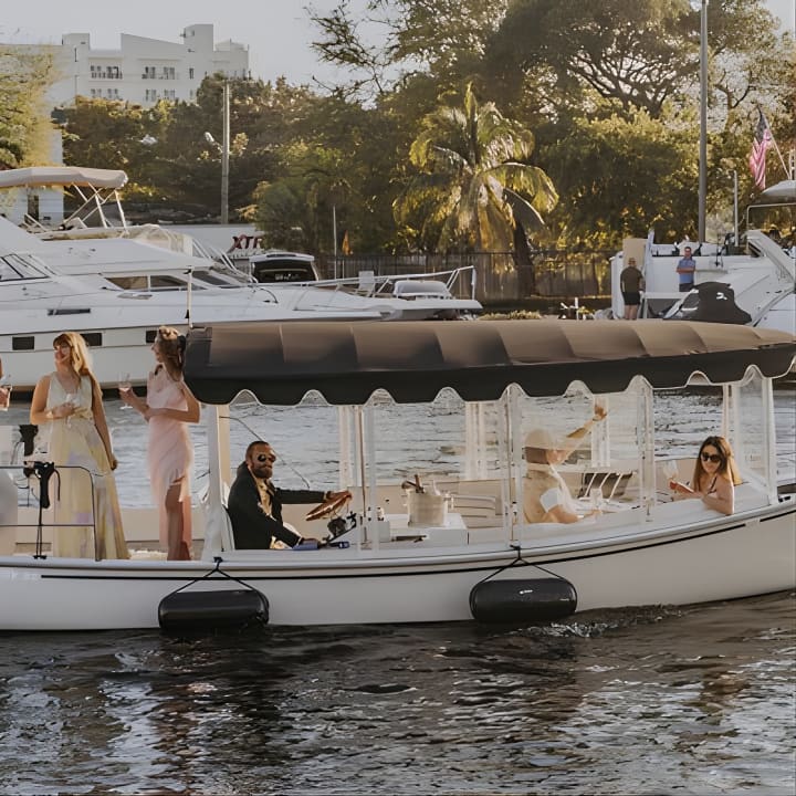 Crucero compartido de lujo en E-Boat por el río Miami y degustación de vinos y embutidos
