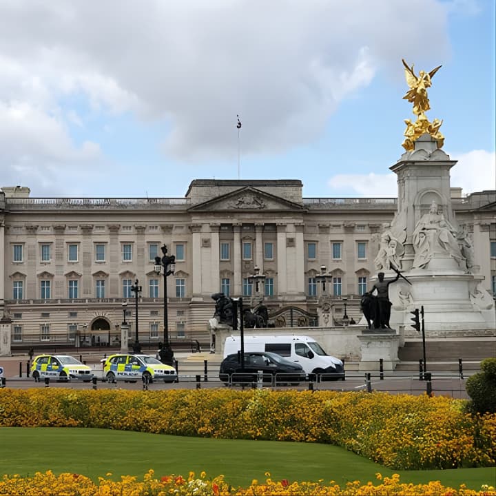 Palaces, Parliament & Power: A Walking Tour of London's Royal City