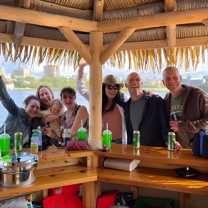 ﻿Lilo Floating Tiki Bar sur la rivière des Outaouais