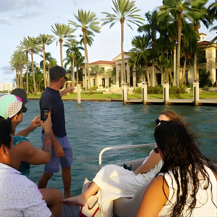 ﻿1HR Paseo en Barco por la Mansión de los Famosos de Miami