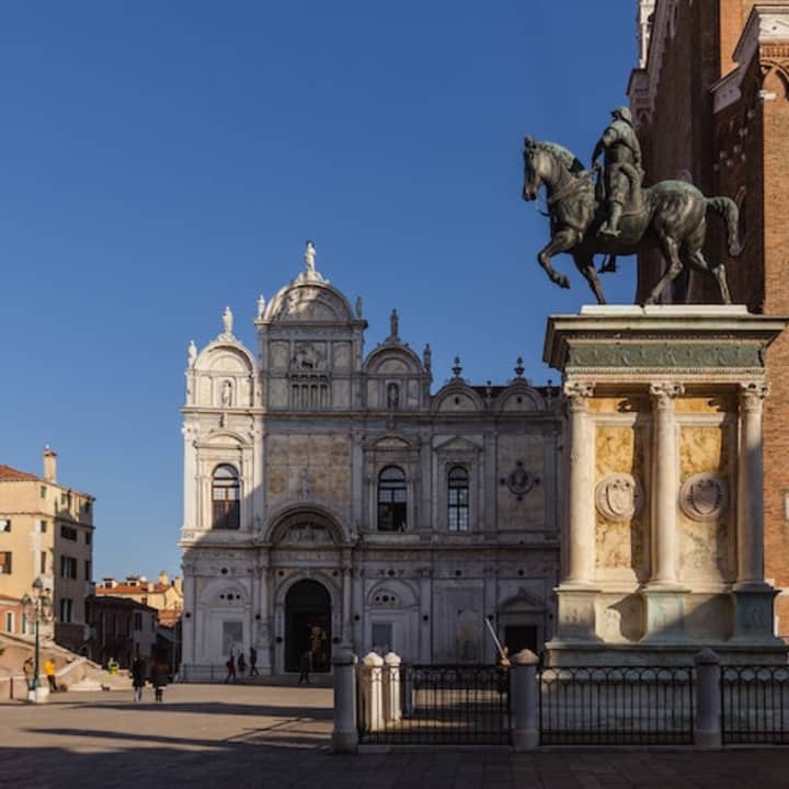 Venezia nascosta: L'insolito tour a piedi e il giro in gondola