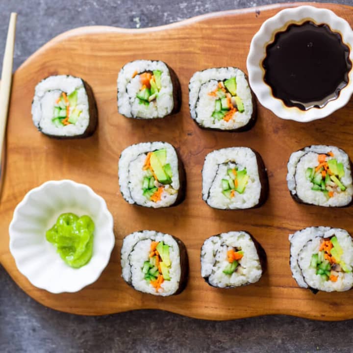 ﻿Sushi enrollado a mano