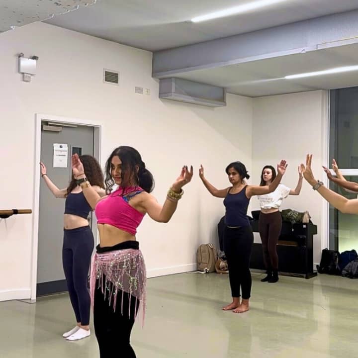 ﻿Clases de danza del vientre para principiantes en el estudio Academy Mews