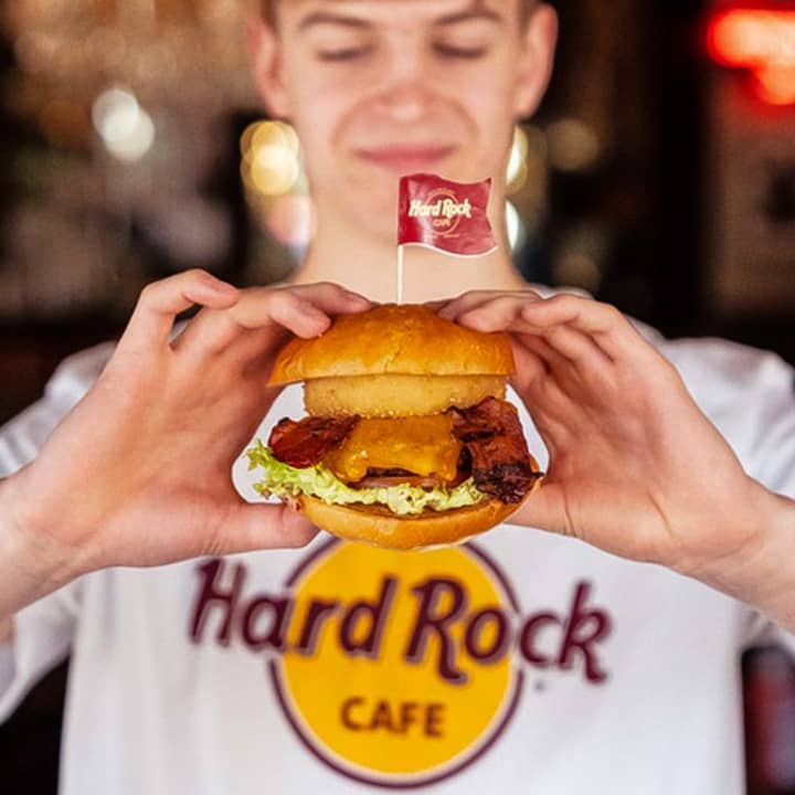 ﻿Hard Rock Cafe Berlin: Enjoy a delicious burger!