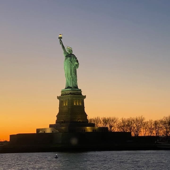 NYC Cruise: Manhattan Skyline with Buffet Dinner and Live DJ