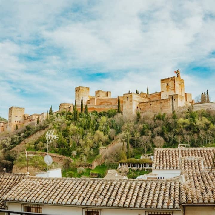 Alhambra y Palacios Nazaríes: Visita con Audioguía + Tarjeta City Pass