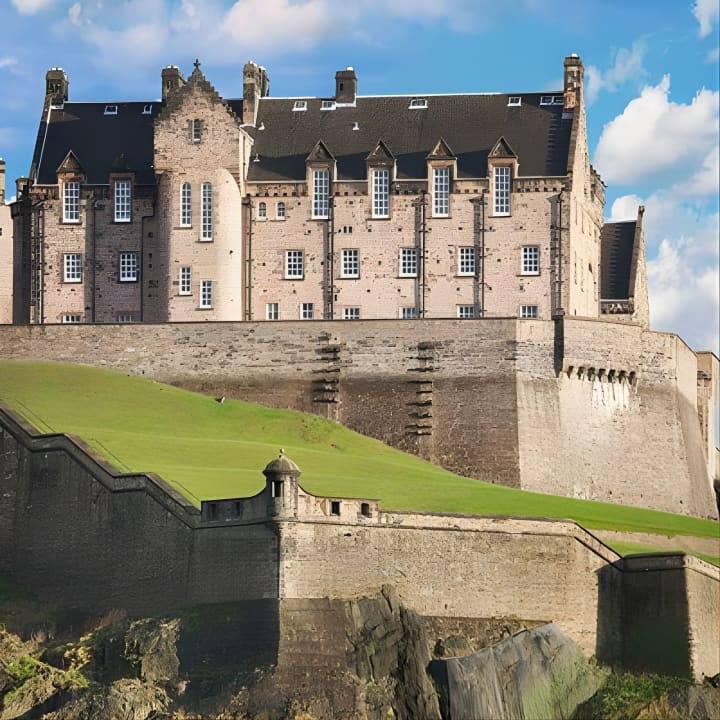 Skip-the-Line Edinburgh Castle Walking Tour