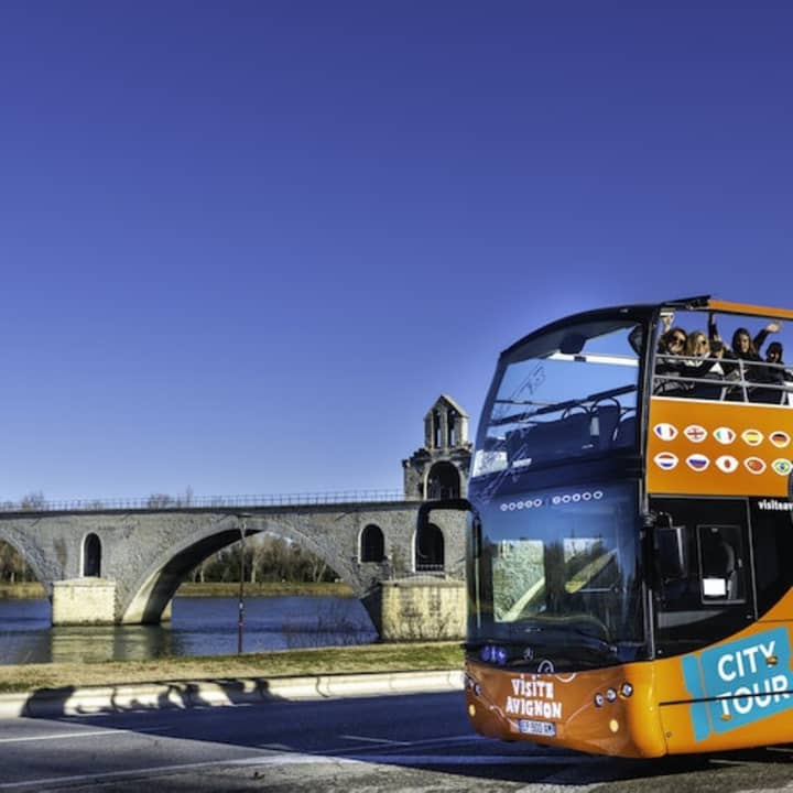 Avignon en bus à arrêts multiples