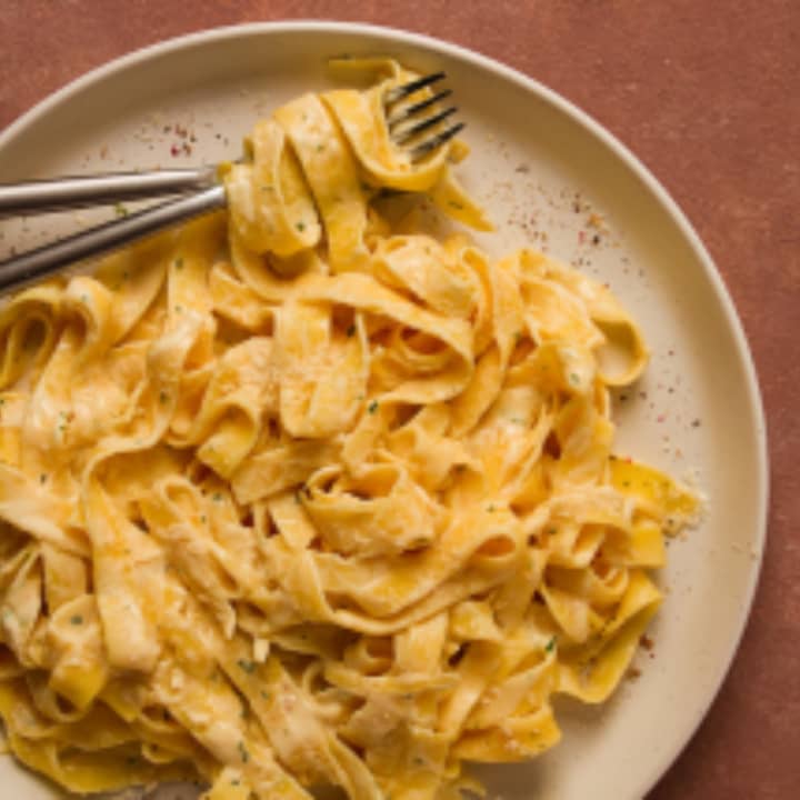 ﻿Fettuccine hechos a mano con salsa Alfredo - LA