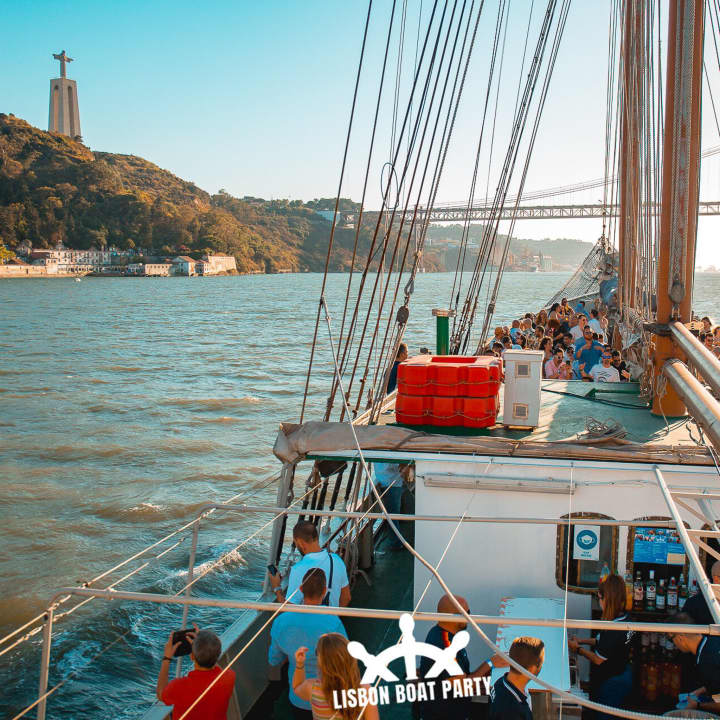 Tour de barco pelo Rio Tejo com DJ ao vivo