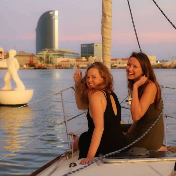Experiencia de 2 horas en velero al atardecer en Barcelona con bebidas y aperitivos