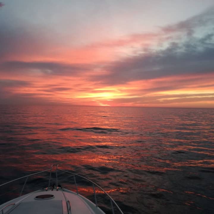 Paseo en barco al amanecer