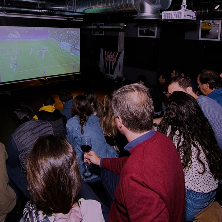 Todo el fútbol con menú o bebida en Revival Café Madrid
