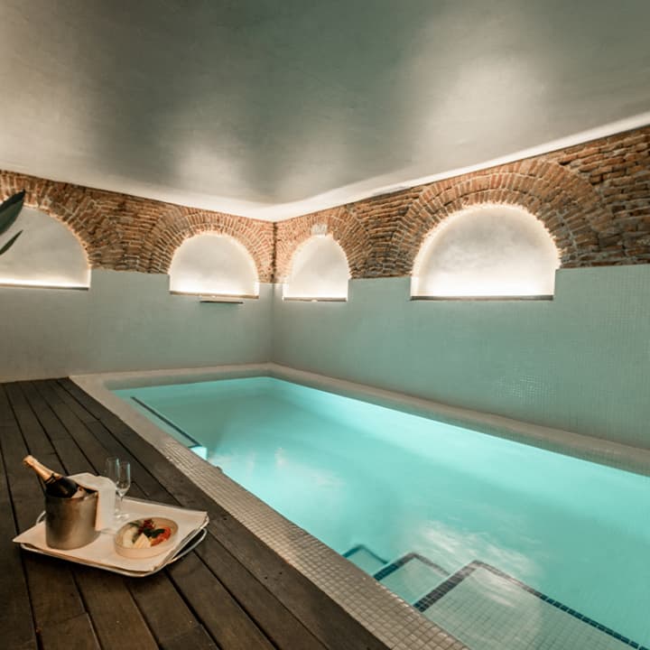 Circuito de spa privado para 2 con jacuzzi, sauna y botella de cava en Spa  Privado Madrid