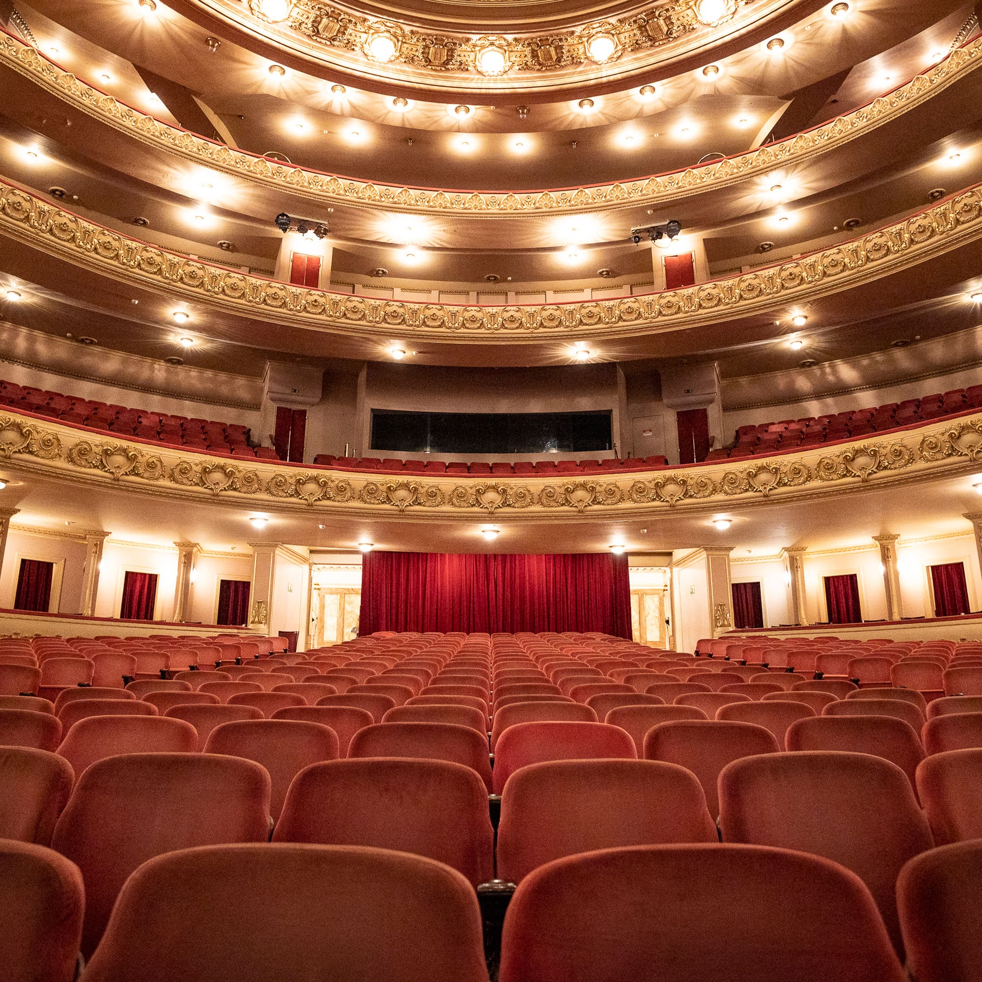 Um dos mais imponentes e belos prédios do Rio de Janeiro, o Theatro Municipal, inaugurado em 14 de julho de 1909, é considerado a principal casa de espetáculos do Brasil e uma das mais importantes da América do Sul