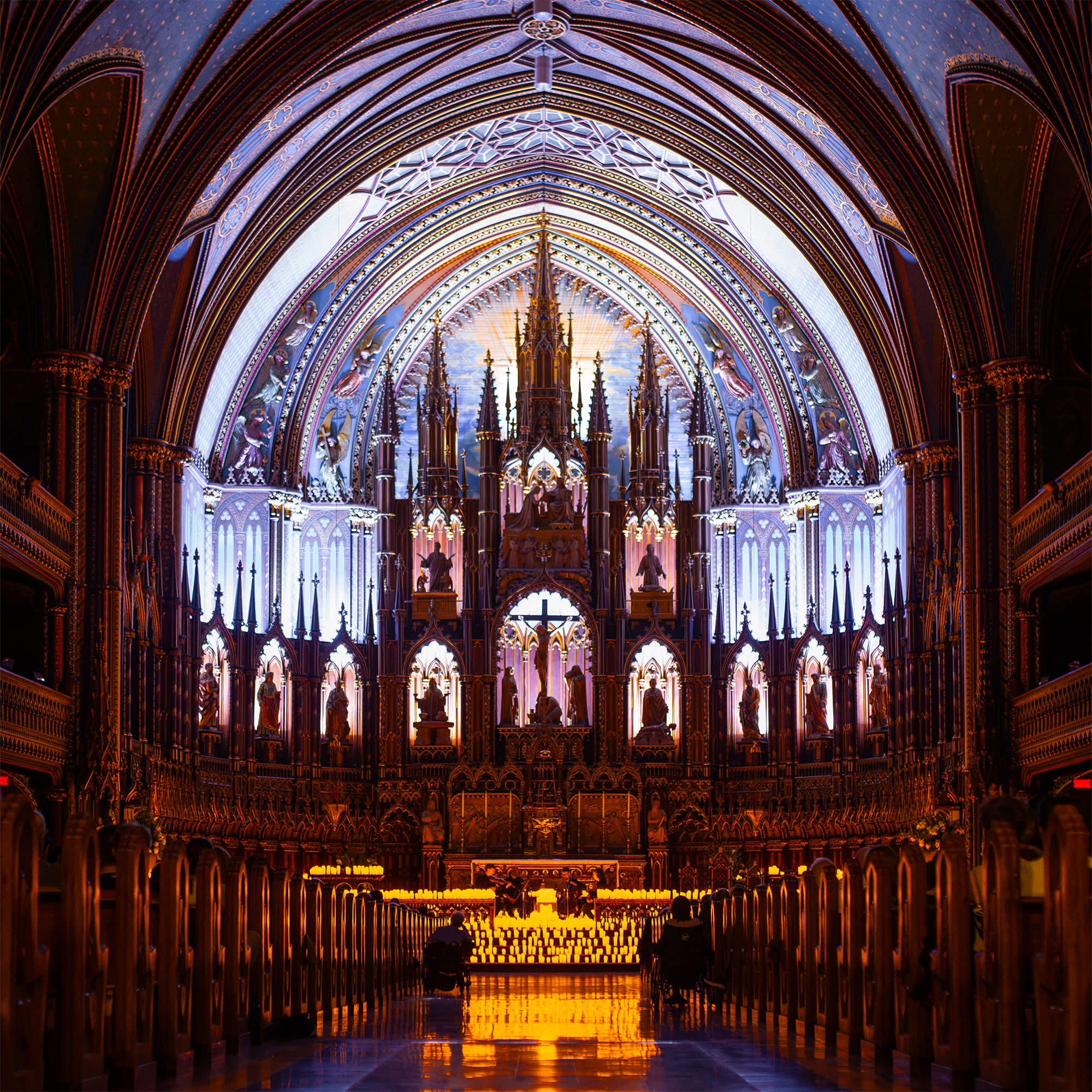 Venez célébrer la beauté de la Basilique lors d’une visite patrimoniale et lors de L’expérience AURA. Des incontournables de Montréal !