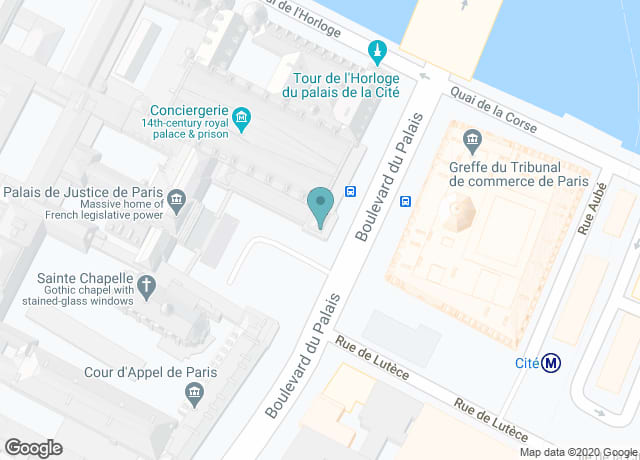 Devant les grilles du Palais de Justice
