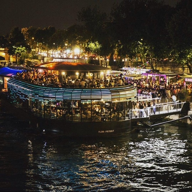 Affiche Halloween Boat Club Rooftop Party Hanté Géante Sur La Seine