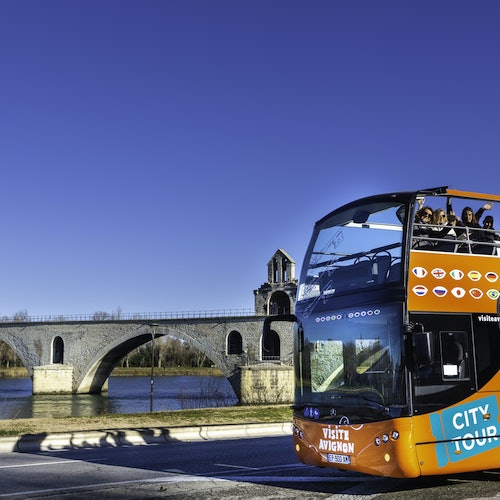 Affiche Avignon en bus à arrêts multiples