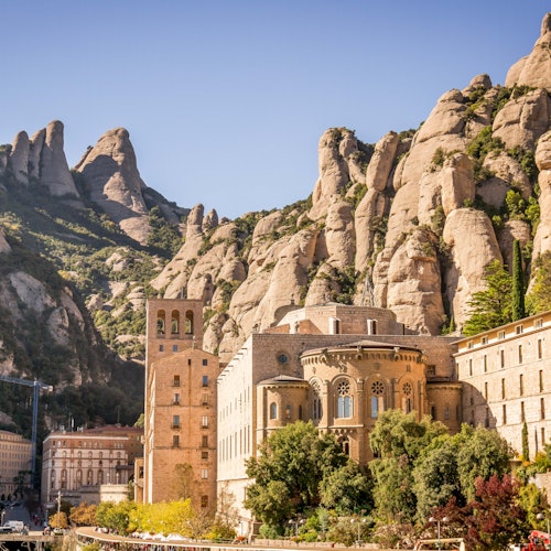 Montserrat and Wineries: Roundtrip tour + Wine tasting with traditional meal