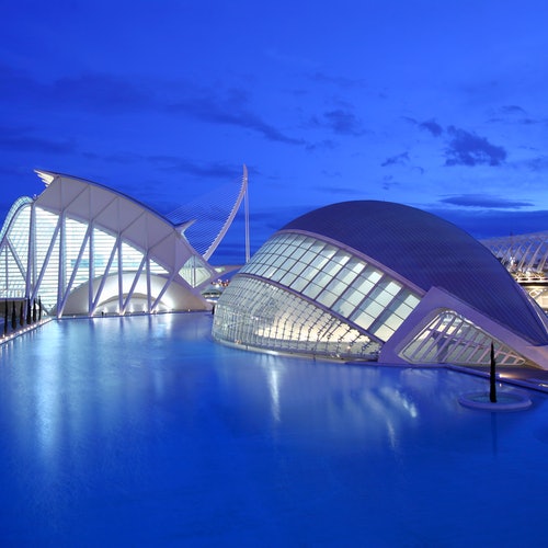 Hemisfèric: a mesmerizing spectacle of light and cinema without queues