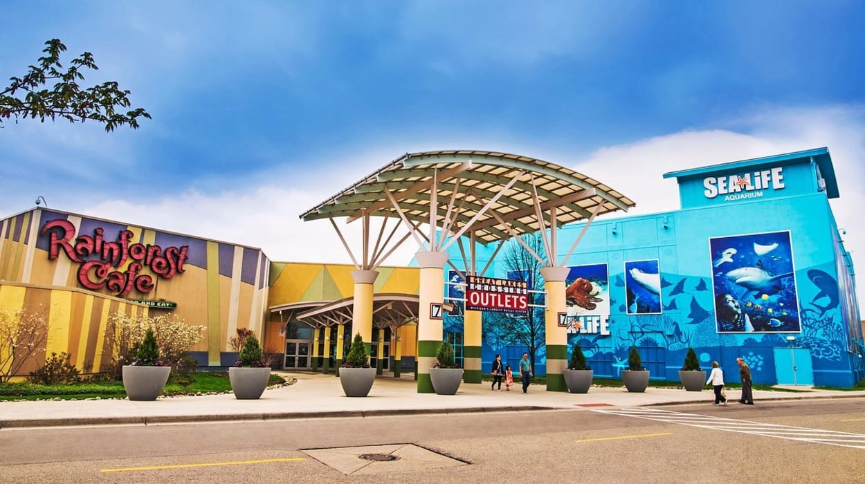 Great Lakes Crossing Outlets