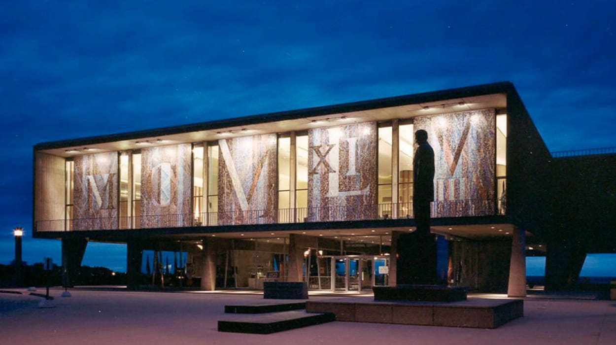 Milwaukee County War Memorial Center