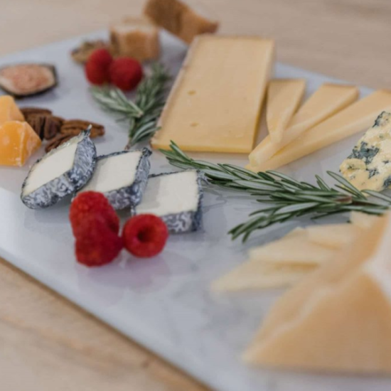 An image for the event Visita guiada con barra libre y maridaje de quesos artesanos