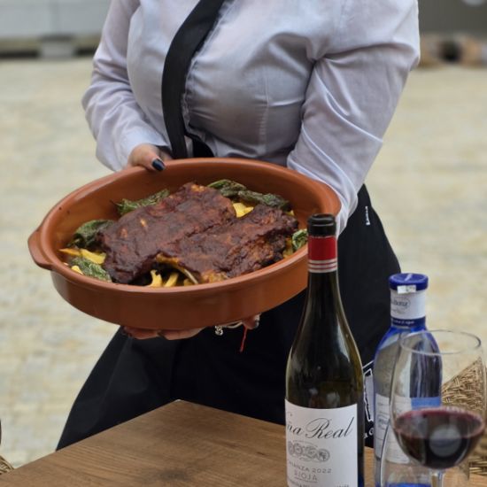 An image for the event Menú de costillas BBQ para 2 con las mejores vistas a La Catedral de La Almudena