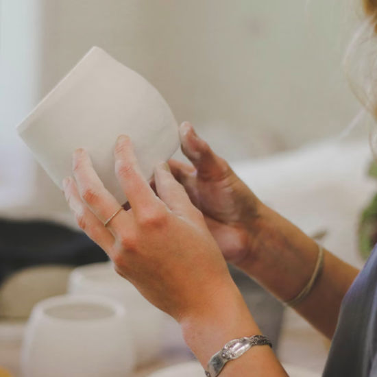 An image for the event Taller de cerámica y vinos en Mil vueltas studio