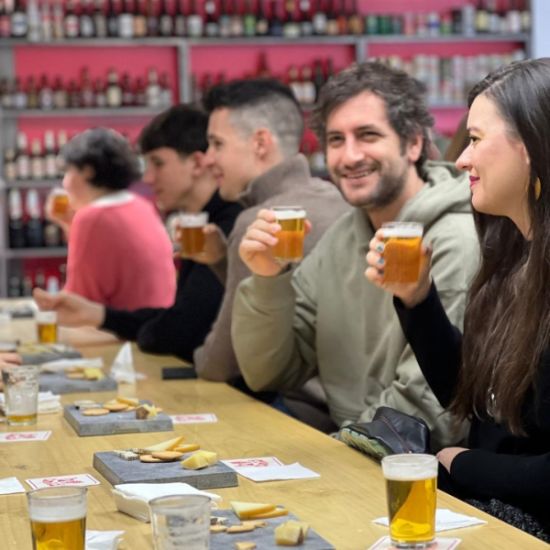 An image for the event Experiencia en La Fábrica con visita guiada, cata de cervezas y quesos