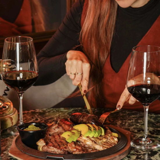 An image for the event Parrilla mixta con botella de vino para 2 en Understreet Market